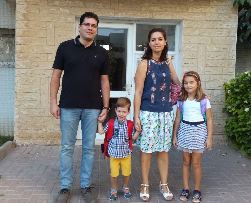 מרסל קונומי שעלה מאלבניה ומשפחתו ()