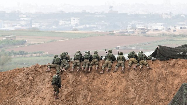 IDF soldiers on lookout, near the border (Photo: AFP)