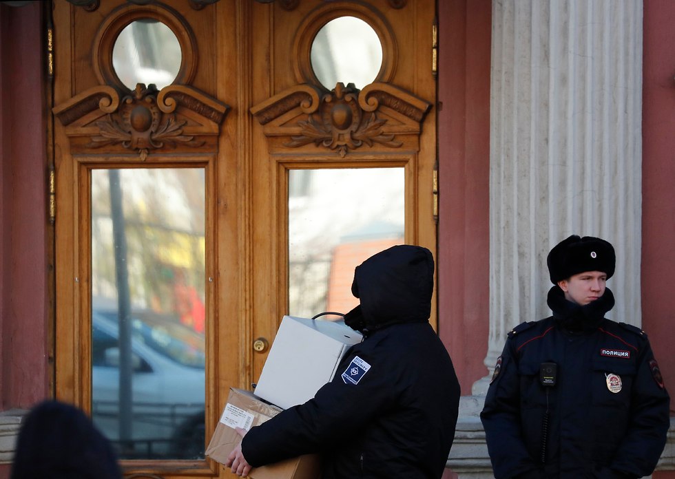 Security personnel carry equipment out of the US Consulate General in St. Petersburg (Photo: EPA)