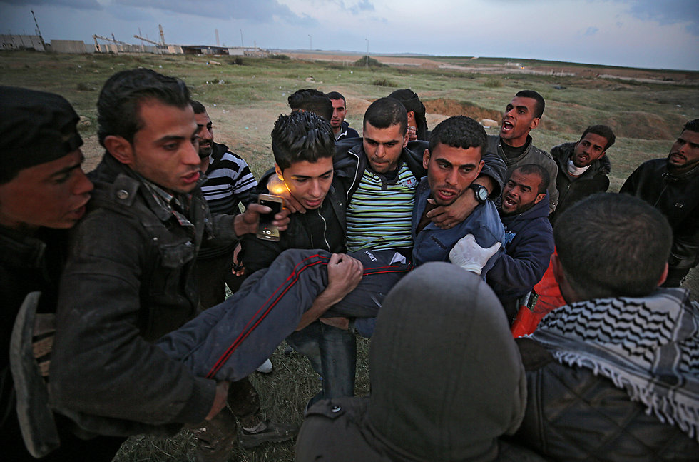 Evacuating a wounded Palestinian during Friday's clashes (Photo: EPA)