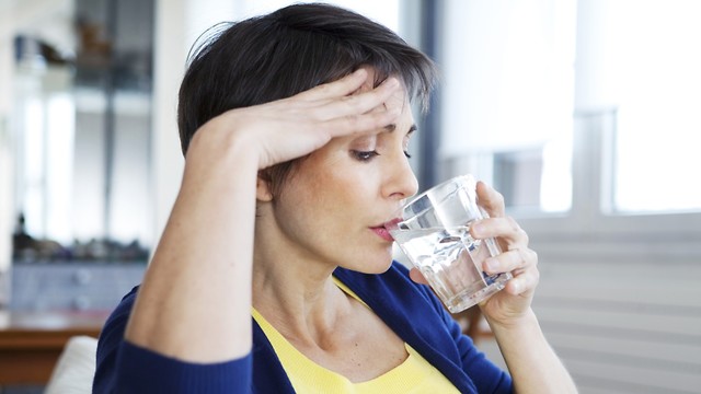אישה שותה כוס מים (צילום: shutterstock)