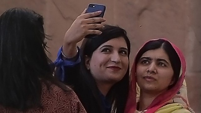 מללה יוספזאי ביקור ראשון בפקיסטן מאז הירי (צילום: AFP)