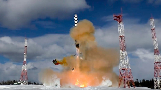 שיגור טיל בליסטי (צילום: AP, Russian Defense Ministry Press Service)