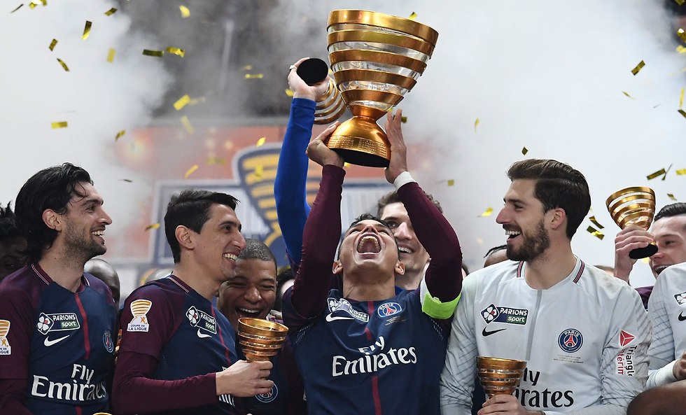 טיאגו סילבה מניף את גביע הליגה הצרפתי (צילום: AFP)