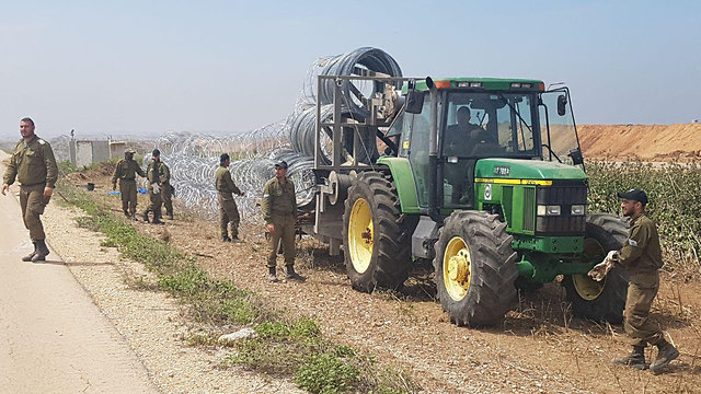 Israel reinforcing Gaza border (Photo: Matan Tzuri)