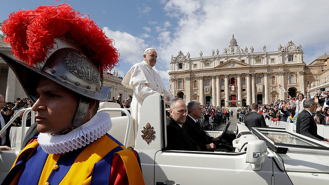 האפיפיור פרנציסקוס (צילום: AP)