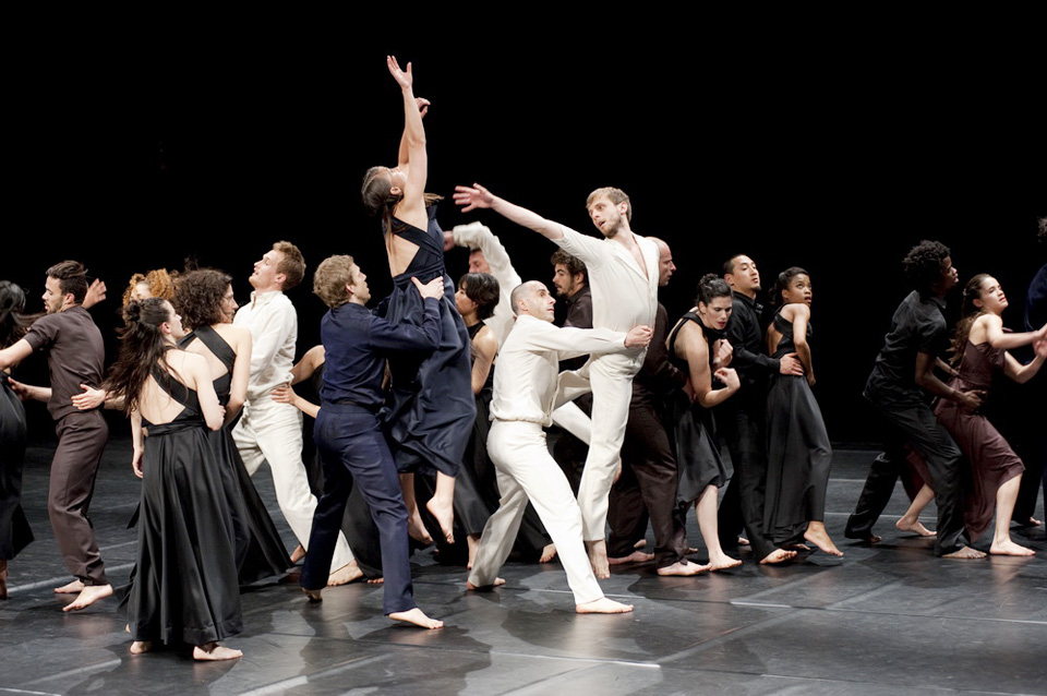 Сцена из хореографического спектакля "Continu" Балетной труппы Саши Вальц Фото: Sebastian Bolesch