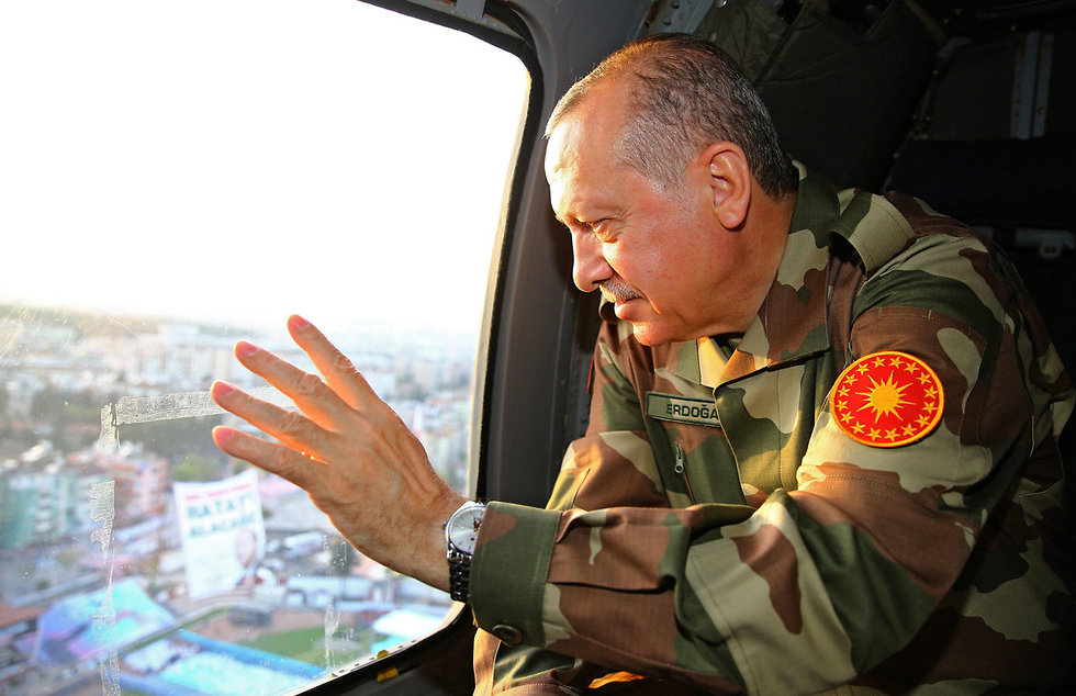 נשיא טורקיה ארדואן מבקר חיילים (צילום: EPA)