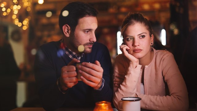 זוג יושב יחד במסעדה (צילום: Shutterstock)