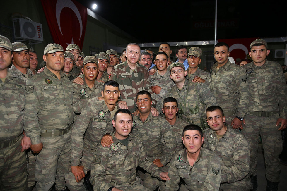 נשיא טורקיה ארדואן מבקר חיילים (צילום: AFP)