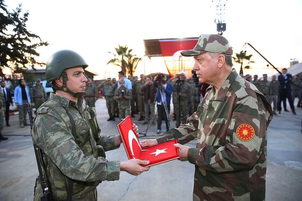 Президент Турции Реджеп Тайип Эрдоган посещает воинскую часть на границе с Сирией. Фото: AFP