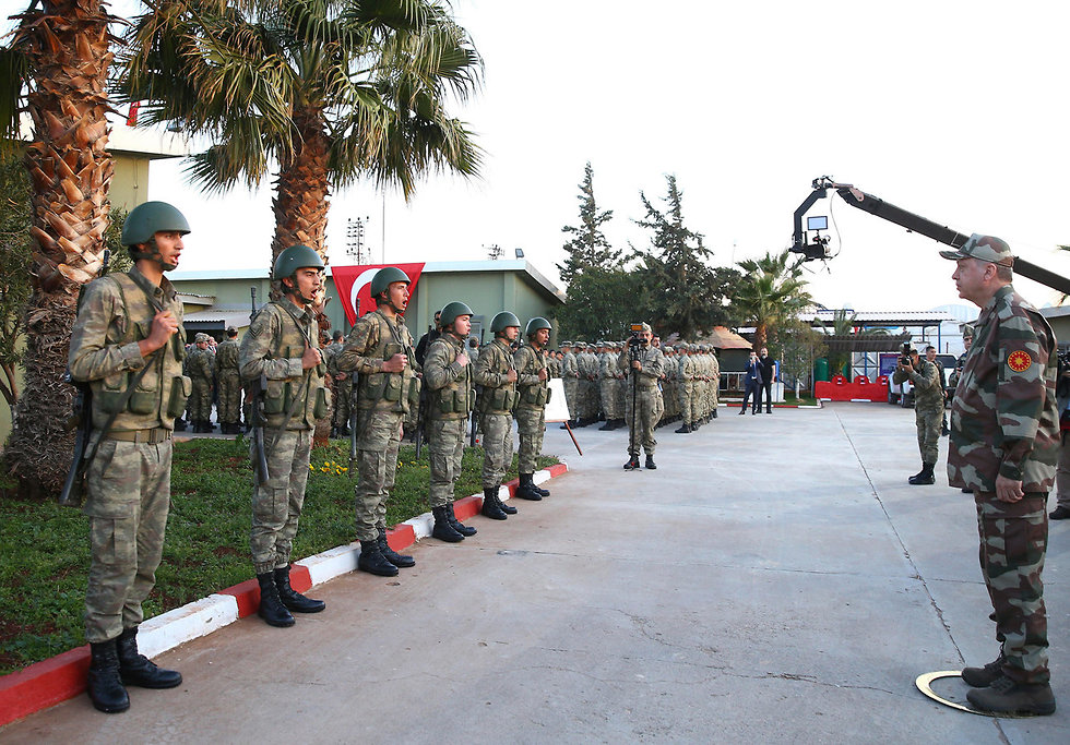 נשיא טורקיה ארדואן מבקר חיילים (צילום: AP)
