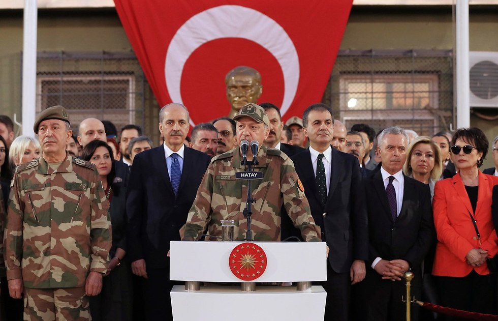 נשיא טורקיה ארדואן מבקר חיילים (צילום: AP)