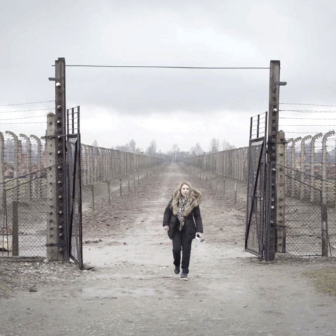 התחילה להתעניין בנושא בעקבות הפיגועים באירופה. סרנה דיקמן באושוויץ (צילום: מתוך הסרט "נאנה", באדיבות הוט 8)