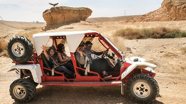 מטיילים בערבה (צילום: תיירות ערבה תיכונה)