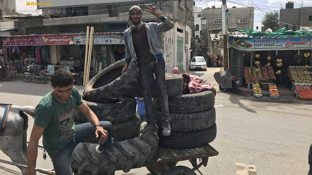 פעילים פלסטינים עם צמיגים בעזה ()