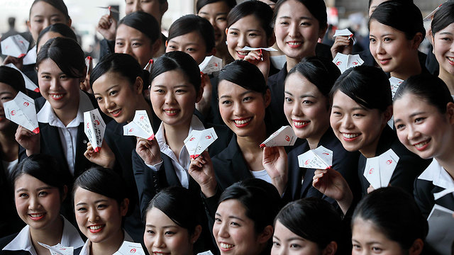 יפן חברת Air Japan טקס חניכה מטוסי נייר (צילום: EPA)