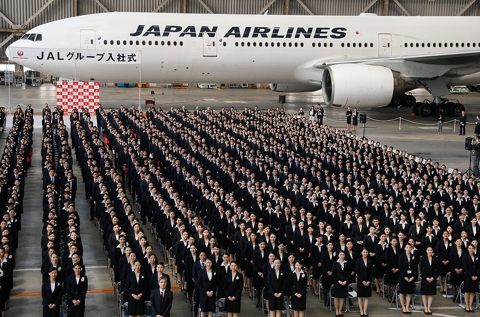 יפן חברת Air Japan טקס חניכה מטוסי נייר (צילום: EPA)