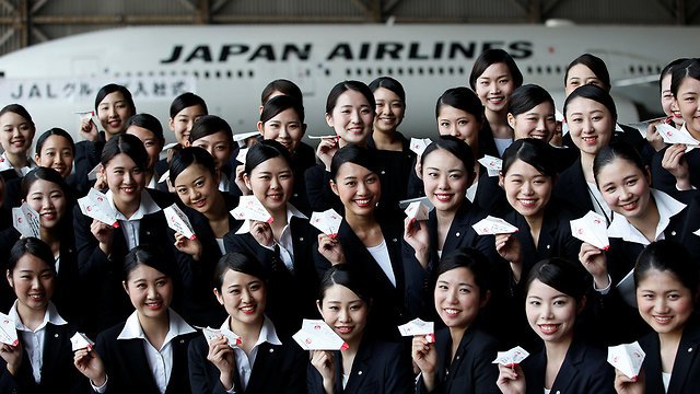 יפן חברת Air Japan טקס חניכה מטוסי נייר (צילום: רויטרס)