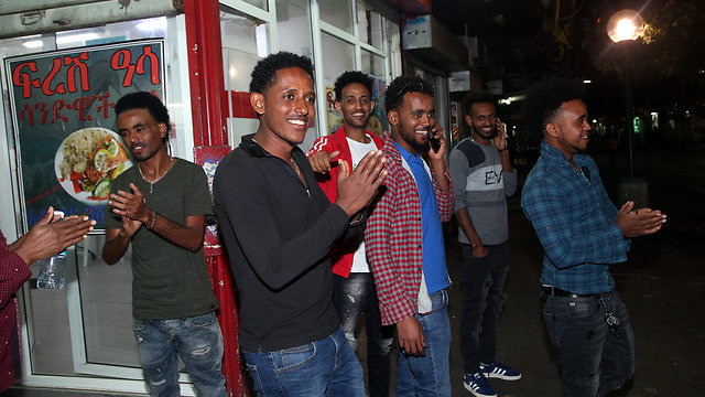 Африканские беженцы празднуют в Тель-Авиве отмену соглашения с ООН. Фото: Ярив Кац