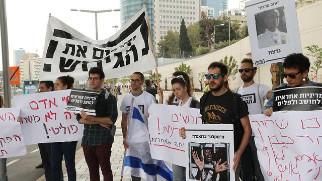 הפגנה מחוץ לפגישת דרעי ונתניהו עם תושבי דרום תל אביב (צילום: צביקה טישלר)