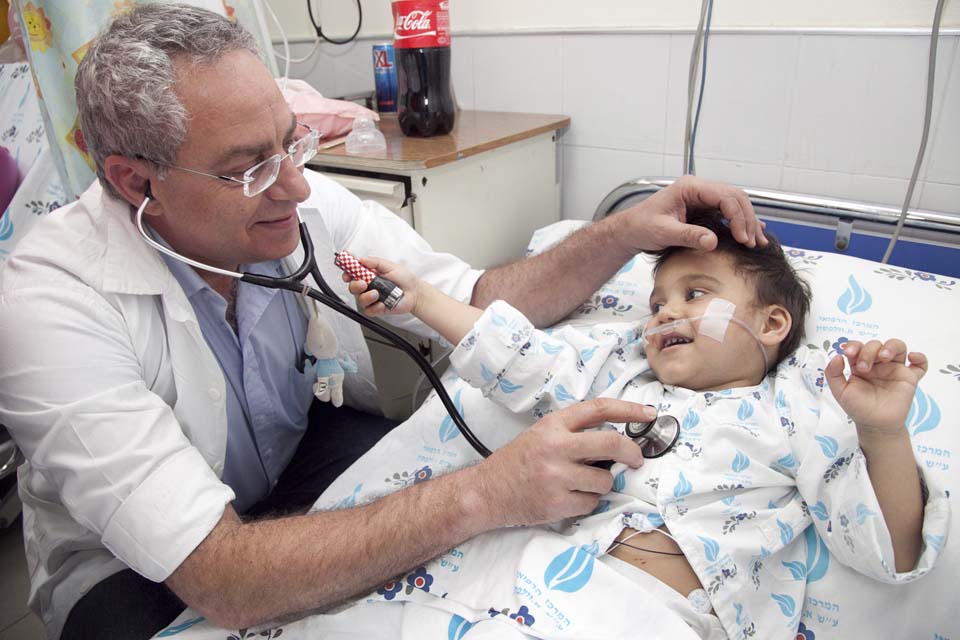 Доктор Лиор Сасон и ребенок из Румынии. Фото: пресс-служба больницы "Вольфсон"