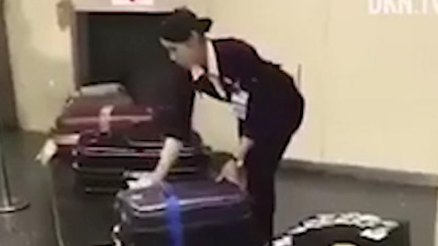 עובדת בשדה תעופה ביפן מנקה מזוודות (צילום: DKN.TV)