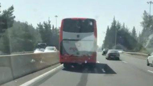 נהג אוטובוס מבצע עבירות תנועה (צילום: דוברות המשטרה)