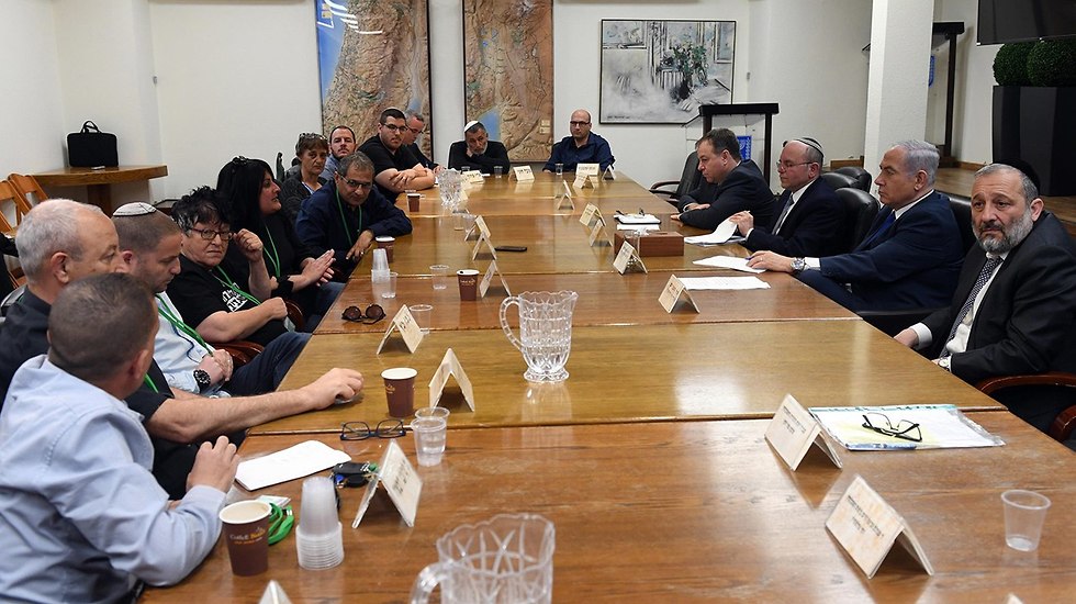 Netanyahu and Deri meet with south Tel Aviv residents in favor of the deportation plan (Photo: Haim Zach/GPO)