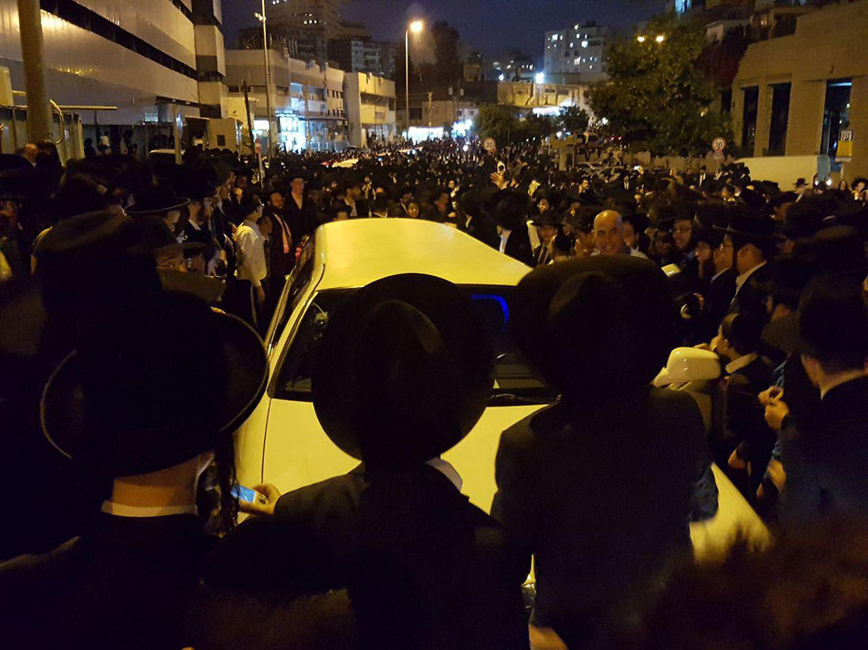 Crowds surround draft dodgers' limousines, cheering (Photo: Yishai Porat)