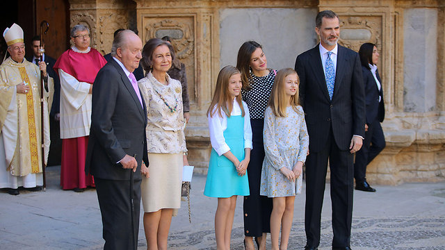 מלך ספרד פליפה השישי מלכת ספרד לטיסיה בנותיהם לאונור ו סופיה ו המלכה האם סופיה והמלך חואן קרלוס (צילום: MCT)