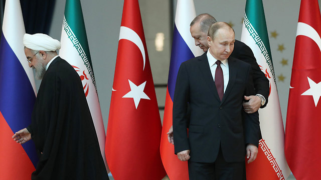 Путин с соратниками. Фото: ЕРА