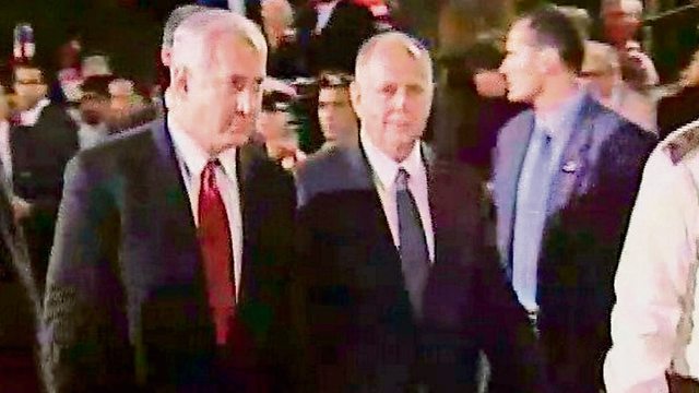 PM Netanyahu (L) and Knesset Speaker Tichon at the 1998 torch lighting ceremony