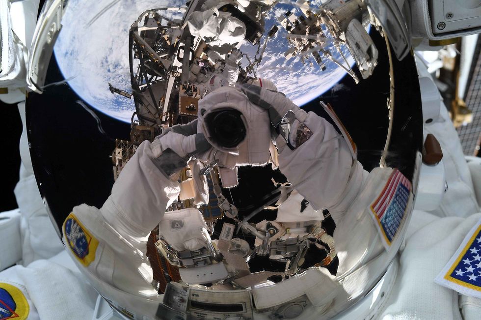 סלפי בחלל (צילום: ריצ'רד ארנולד , נאס
