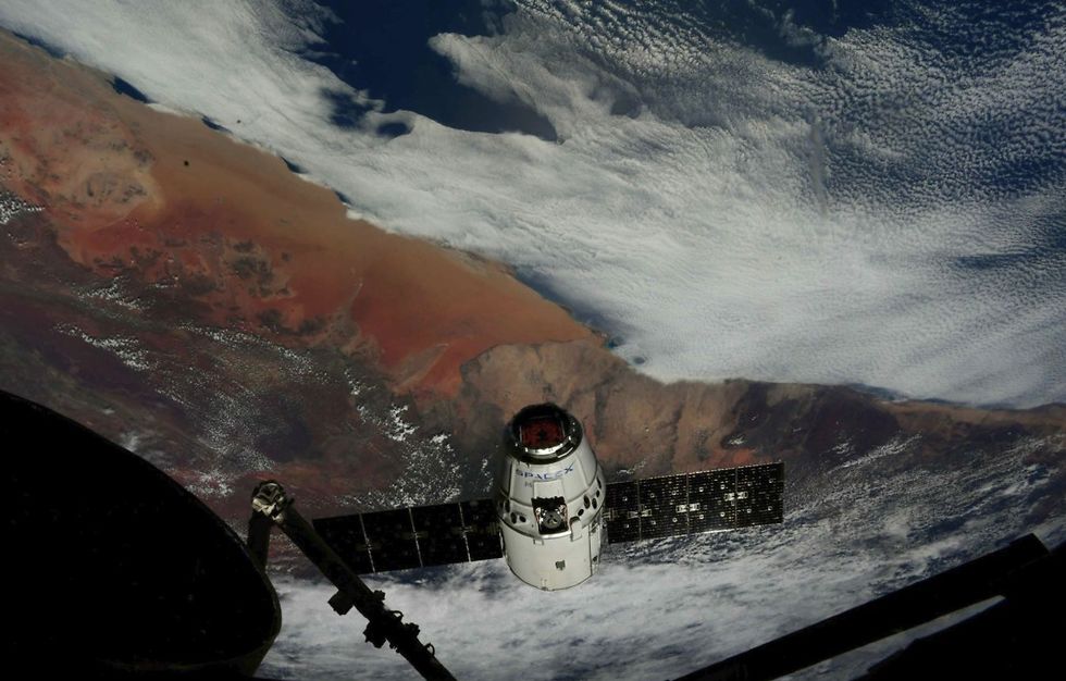 חללית דרגון מתקרבת לתחנת החלל (צילום: ריצ'רד ארנולד , נאס