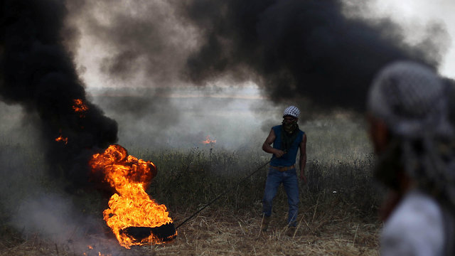Tires burnt in protest on Gaza border (Photo: Reuters)