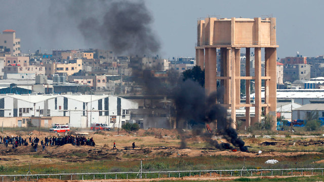 Палестинцы начали жечь шины. Фото: AFP