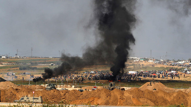 מפגינים פלסטינים בגבול רצועת עזה (צילום: AFP)