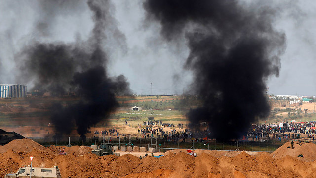 מפגינים פלסטינים בגבול רצועת עזה (צילום: AFP)
