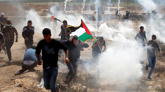 מפגינים פלסטינים בגבול רצועת עזה (צילום: רויטרס)