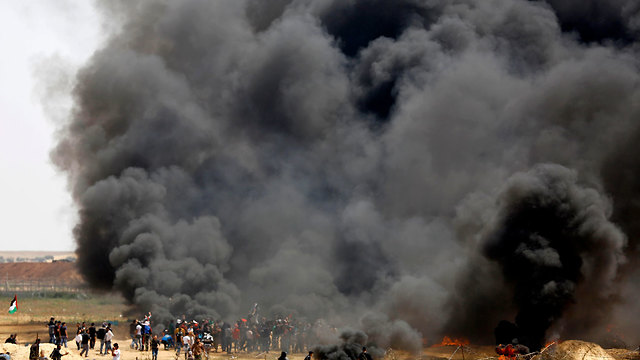 שריפת צמיגים בגבול רצועת עזה (צילום: AFP)