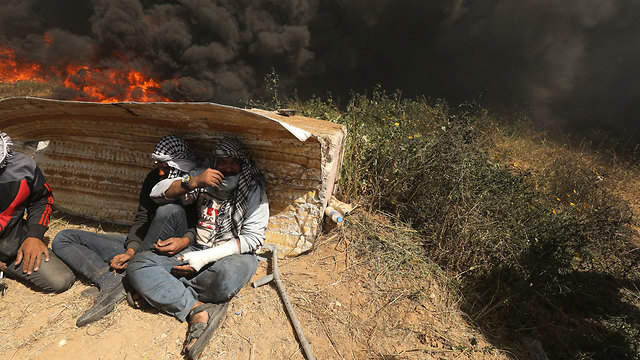 שריפת צמיגים בגבול רצועת עזה (צילום: רויטרס)