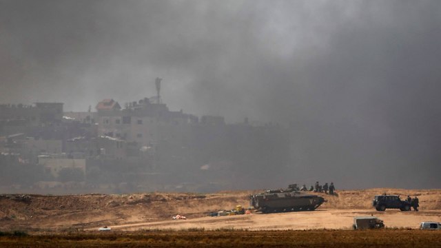 שריפת צמיגים בגבול רצועת עזה (צילום: AFP)