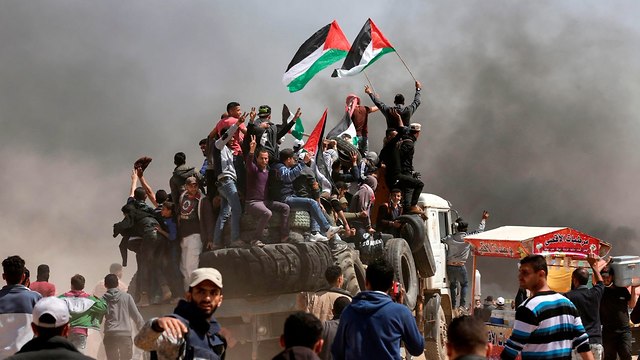 Burning tires on the Gaza border (Photo: AFP)
