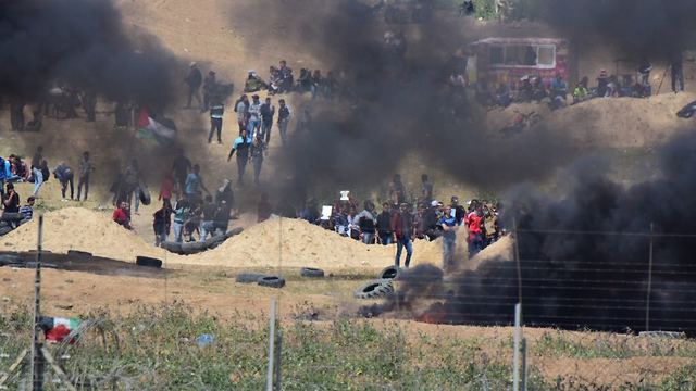 מפגינים בגבול רצועת עזה (צילום: דובר צה