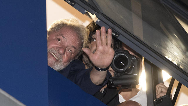 Lula waving at his supporters (Photo: EPA)