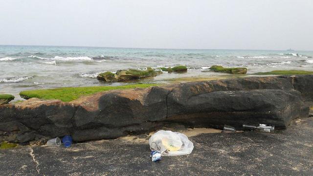 פסולת בחוף בצת (צילום: גדי שבתאי)