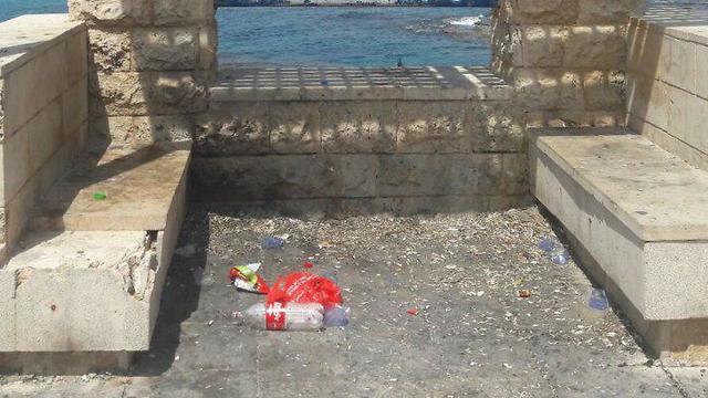 פסולת בחוף בצת (צילום: גדי שבתאי)