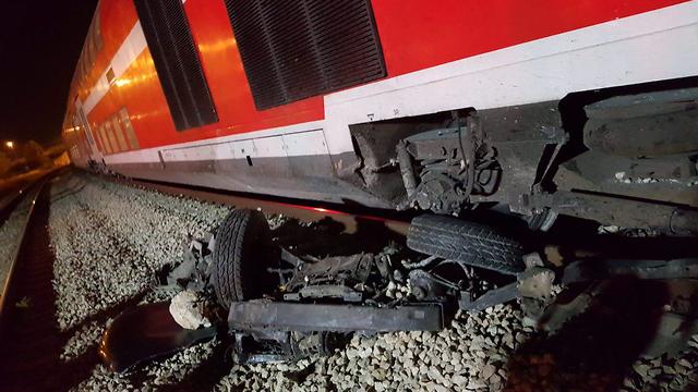 תאונת דרכים בין רכב לרכבת ברמלה (צילום: מבצעי מד״א)