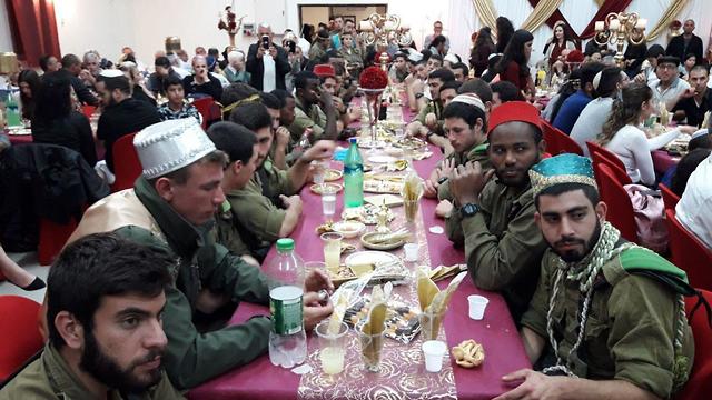 Солдаты ЦАХАЛа празднуют Мимуну в Сдот-Негев